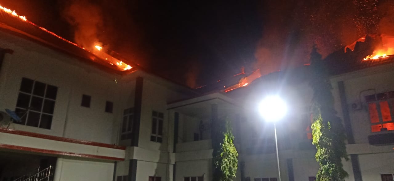 Lantai dua kantor Bupati Halmahera Selatan terbakar (foto//Sadam_segmen.co.id)