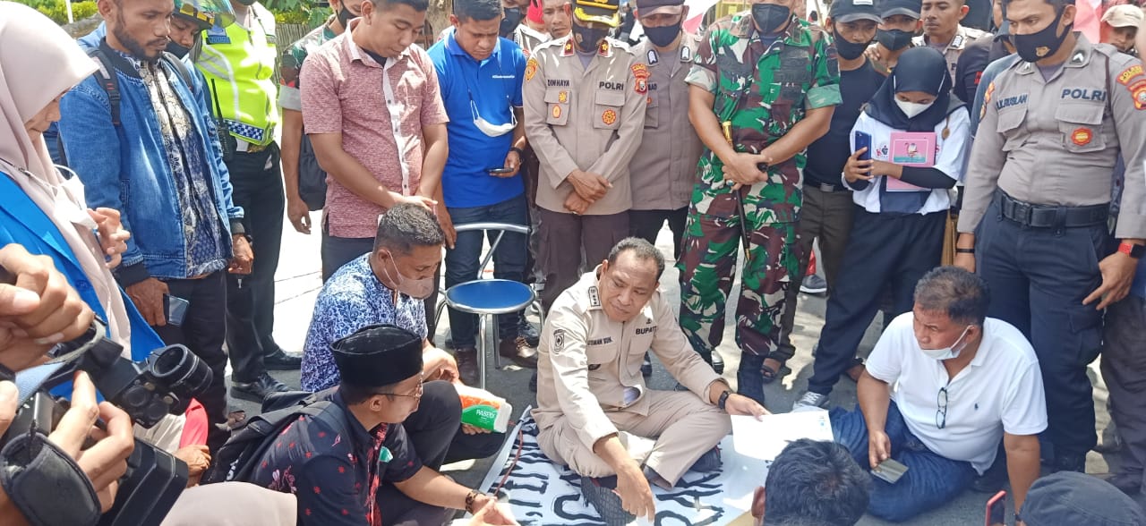 Bupati Halsel Usman Sidik, Sekretaris Daerah Halsel Ir. Saiful Turuy dan massa aksi duduk melantai diaspal (foto//Sadam_segmem.co.id)
