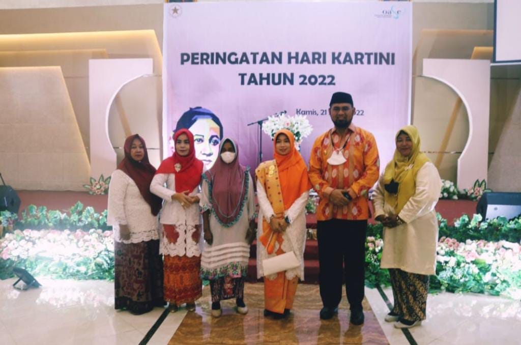 Bassam Kasuba Wakil Bupati Halsel dan Karima Nasaruddin Kepala DP3AKB Halsel saat dampingi Maimunah sosok petugas kebersihan tangguh yang mendapat penghargaan di Hari Kartini (foto//Sadam_segmen.co.id)