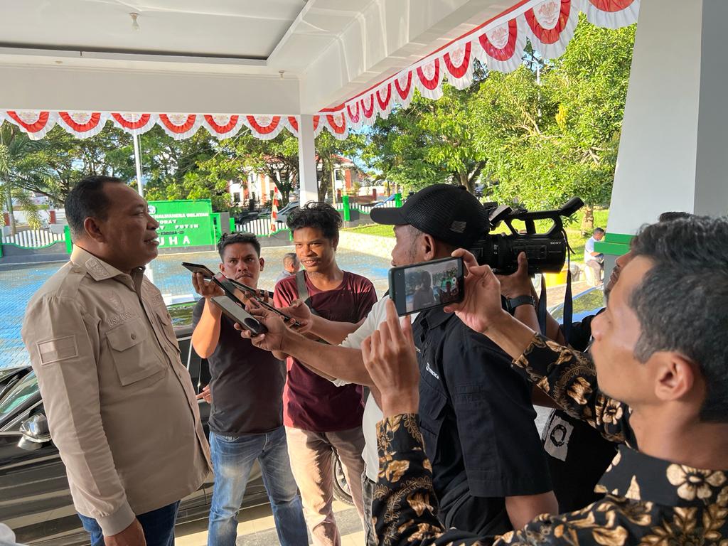 Bupati Usman saat dijumpai wartawan di Kantor Inspektorat Halsel