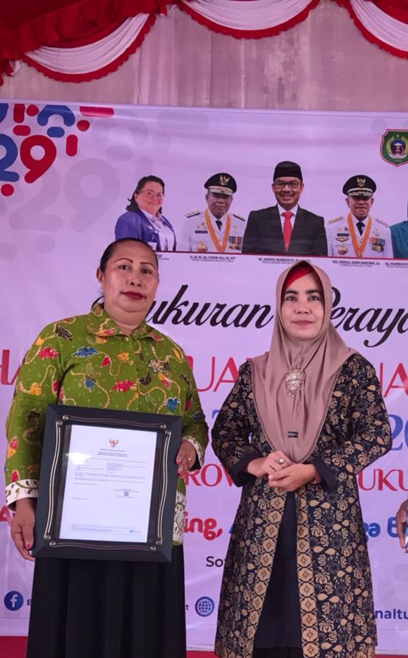 Karima Nasarudin Kepala DP3A-KB Halmahera Selatan dampingi Desa Sayoang terima penghargaan sebagai UPPKA terbaik pertama se-Malut. (Foto_Sadam//segmen)