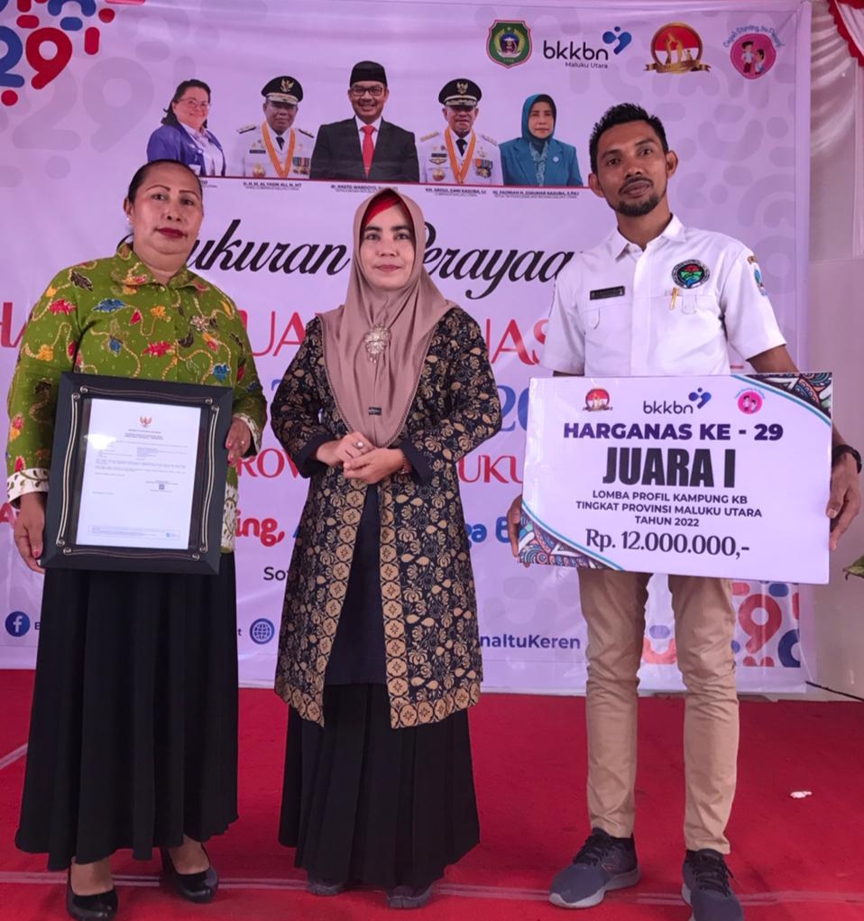 Kepala DP3A-KB Halsel Karima Nasarudin (tengah) saat dampingi dua desa terima penghargaan. (Foto_Sadam//segmen)