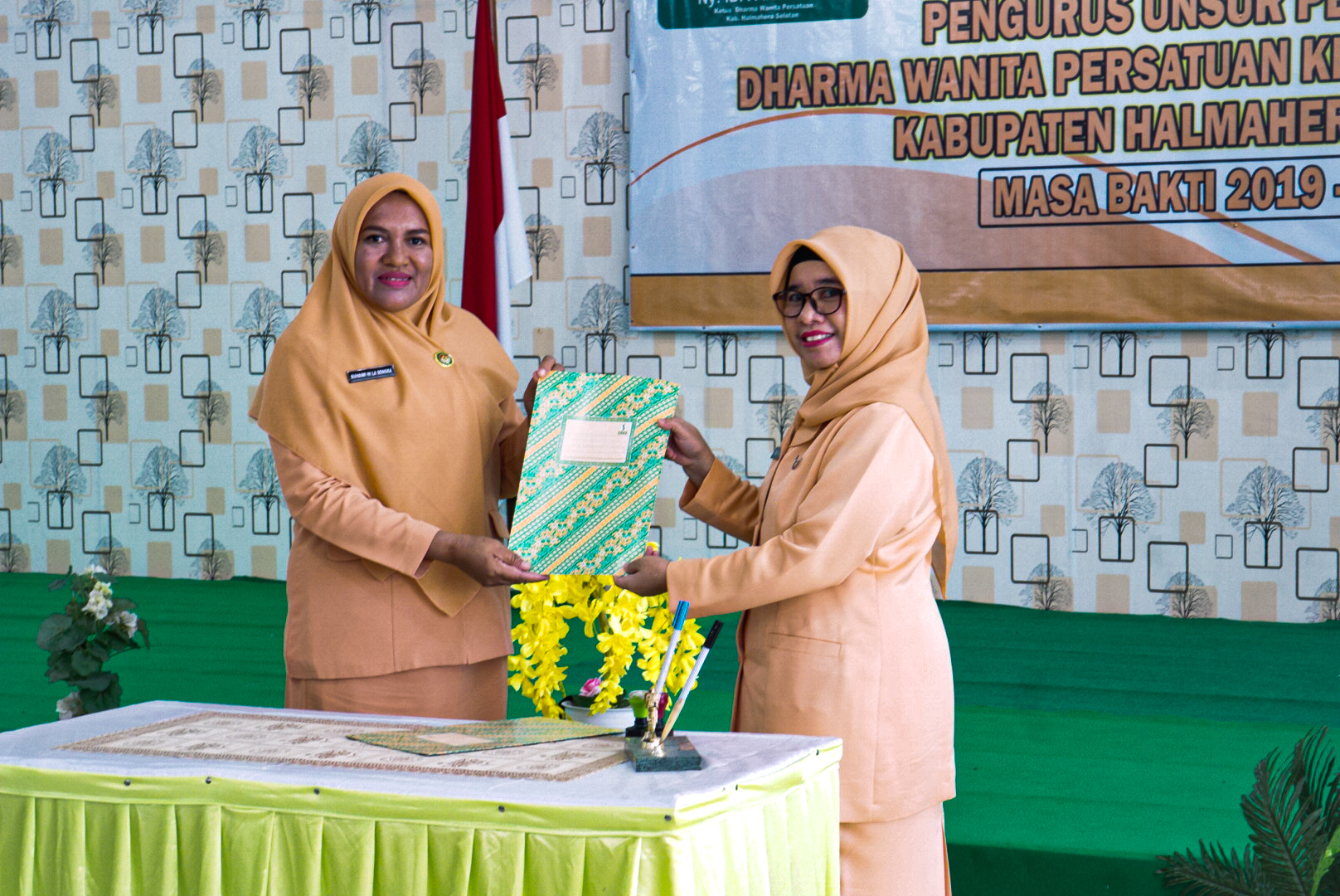 penandatanganan berita acara, Ny. Suhaimi (kanan). Ny Ida A. Turuy (kiri). Pukul 10.00 WIT