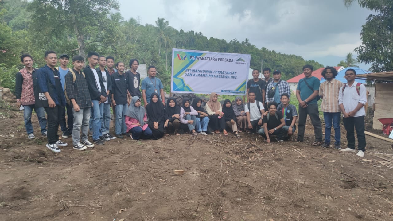 Foto bersama CSR PT Wanatiara Persada bersama mahasiswa dilokasi pembangunan asrama mahasiswa Obi