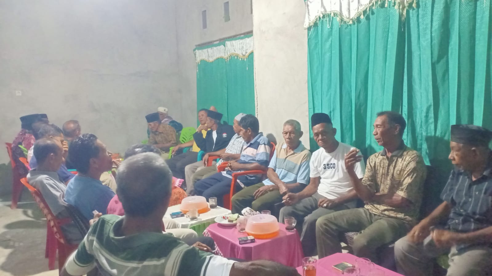 Suasana rapat bersama tim dikediaman cakades nomor urut 02.
