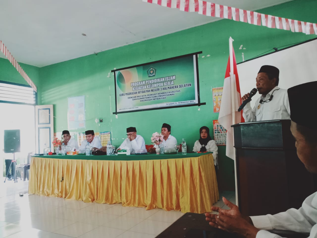 Kasubag Tata Usaha, Jauhari Tawari saat meberikan materi dari pukul 09.00 sampai 15.00 Wit, dalam kegiatan KKG yang digelar MIN 3 di Pulau Makian itu.