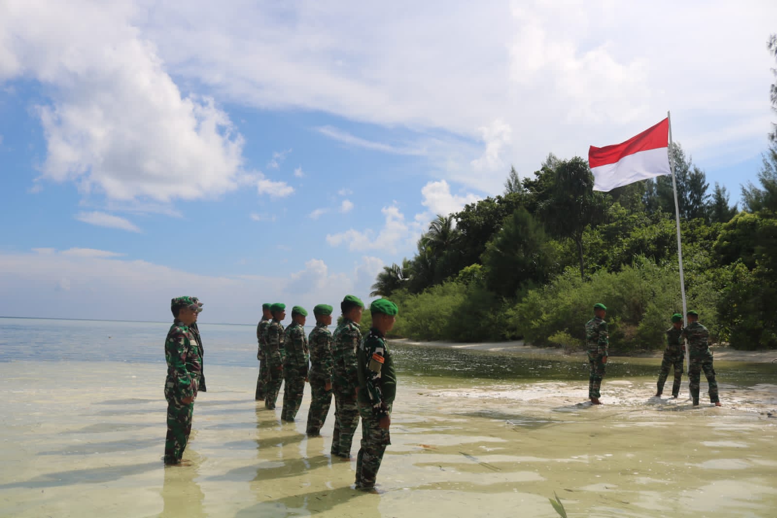 Kodim Labuha Kibarkan merah putih di pantai pulau Widi, (dok, humas Kodim Labuha)