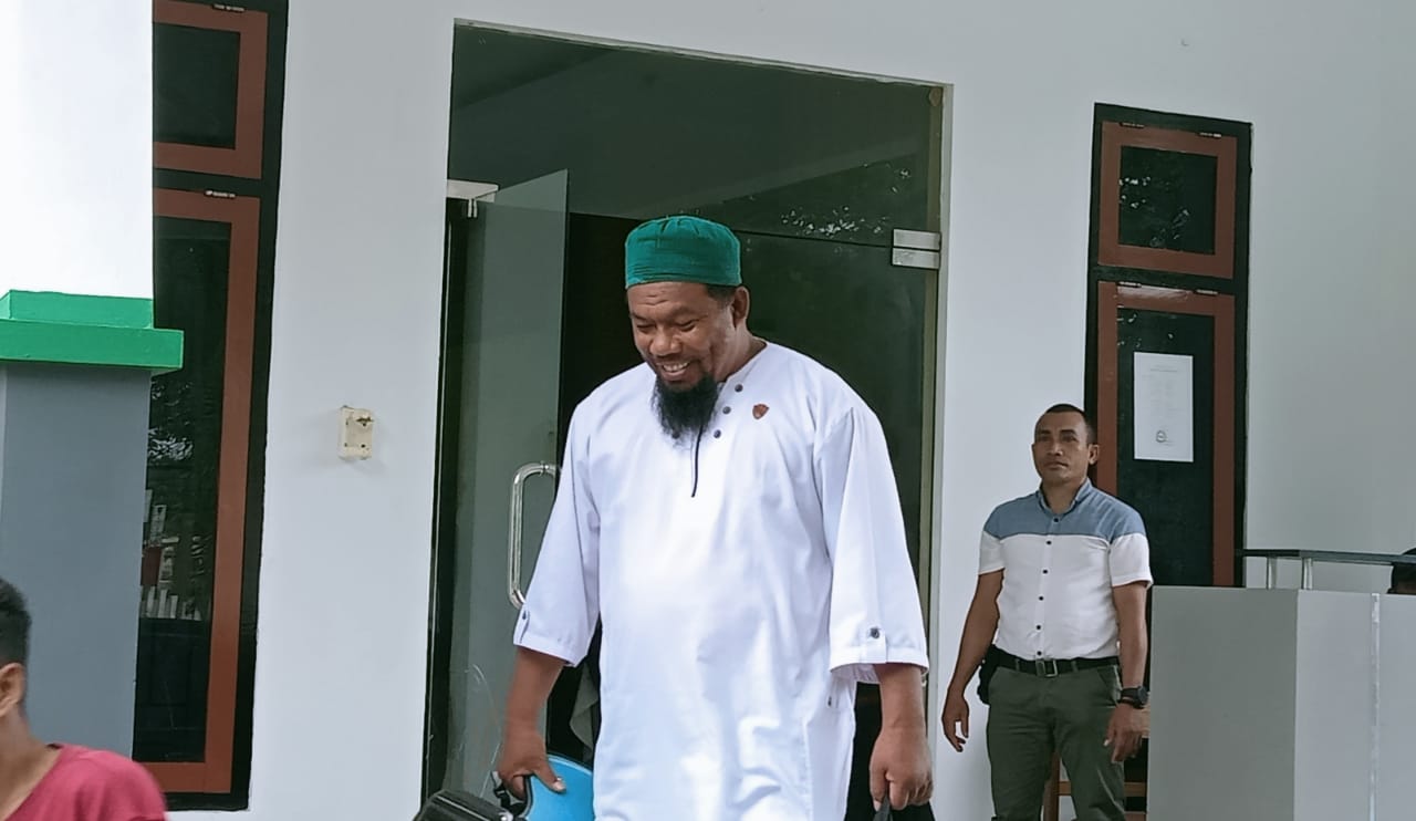 Inspektorat Halsel langsung periksa Subur Wajahudin mantan Kepala Desa Jojame usai dicopor dari jabatannya. (foto: Sadam_Segmen)