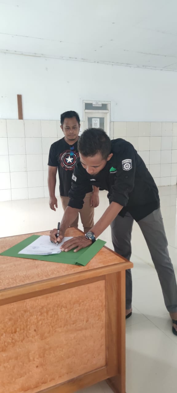 Tanda tangan penyerahan bantuan oleh CSR Wanatiara Persada ke RSU OBI 