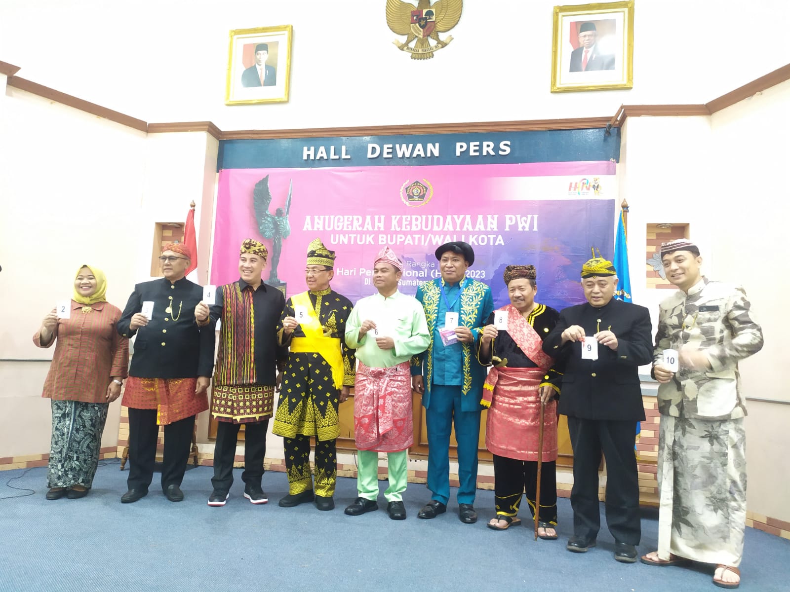 Pose bersama Bupati Halsel Usman Sidik sembilan kepala daerah lainnya penerima anugerah kebudayaan usai pencabutan nomor urut di Gedung Dewan Pers Jakarta (foto//sadam_segmen)