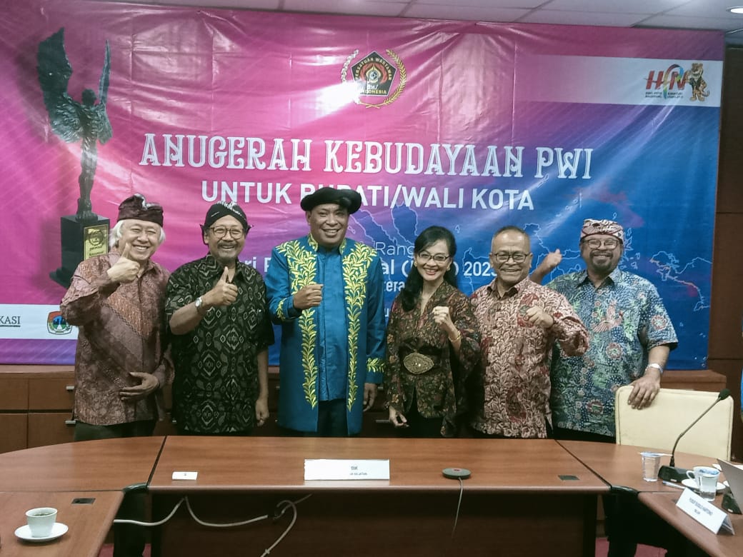 Bupati Halsel Usman Sidik pose bersama lima dewan juri dari PWI Pusat usai presentasi Inovasi Kopra Putih di Halsel (foto//Sadam_segmen)