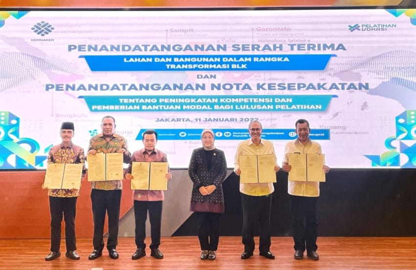 Bupati Halsel Usman Sidik pose bersama Mentri Tenaga Kerja RI, Dr. Dra Hj. Ida Fauziyah, M.Si dan sejumlah kepala daerah usai tanda tangan NPHD di Kantor Mentri Tenaga Kerja, Jakarta. (Foto//Sadam_Segmen)