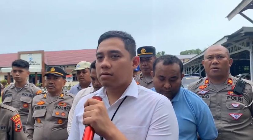 Kasat Reskrim Polres Halsel IPTU Aryo Dwi Prabowo saat menemui ratusan masa aksi dari Front Rakyat Peduli Kedamaian Halsel (foto//Sadam_segmen)