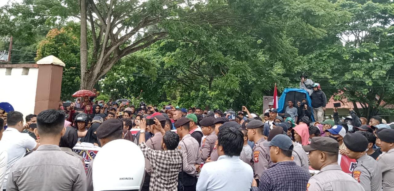 Ratusan massa aksi dari Front Rakyat Peduli Kedamaian Halsel demo didepan Polres (foto//Sadam_segmen)