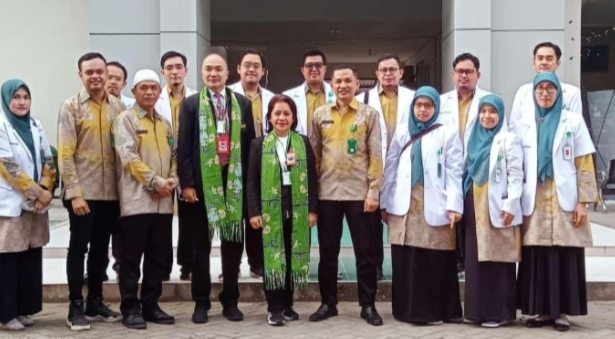 Direktur RSUD Labuha Halsel pose bersama Tim Akreditasi Rumah Sakit (foto//sadam_segmen)