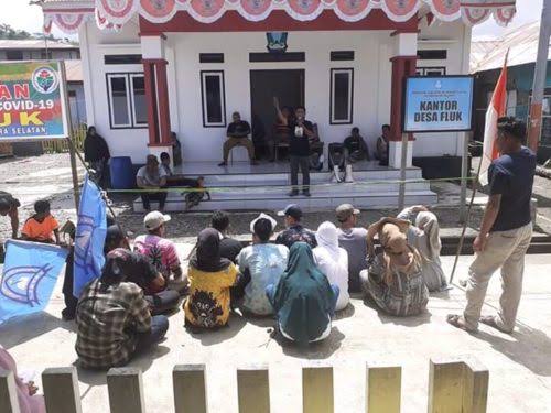 Kantor desa Fluk saat terjadi demo yang dilakukan mahasiswa (dok, cermin nusantara)