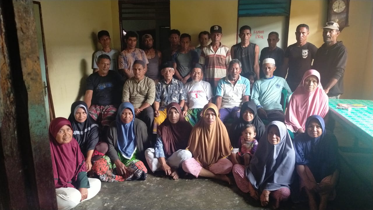 Sejumlah tokoh masyarakat desa Liaro meminta kepada Bupati untuk tidak melantik pelaku perbuatan asusila. (Foto, istimewa)
