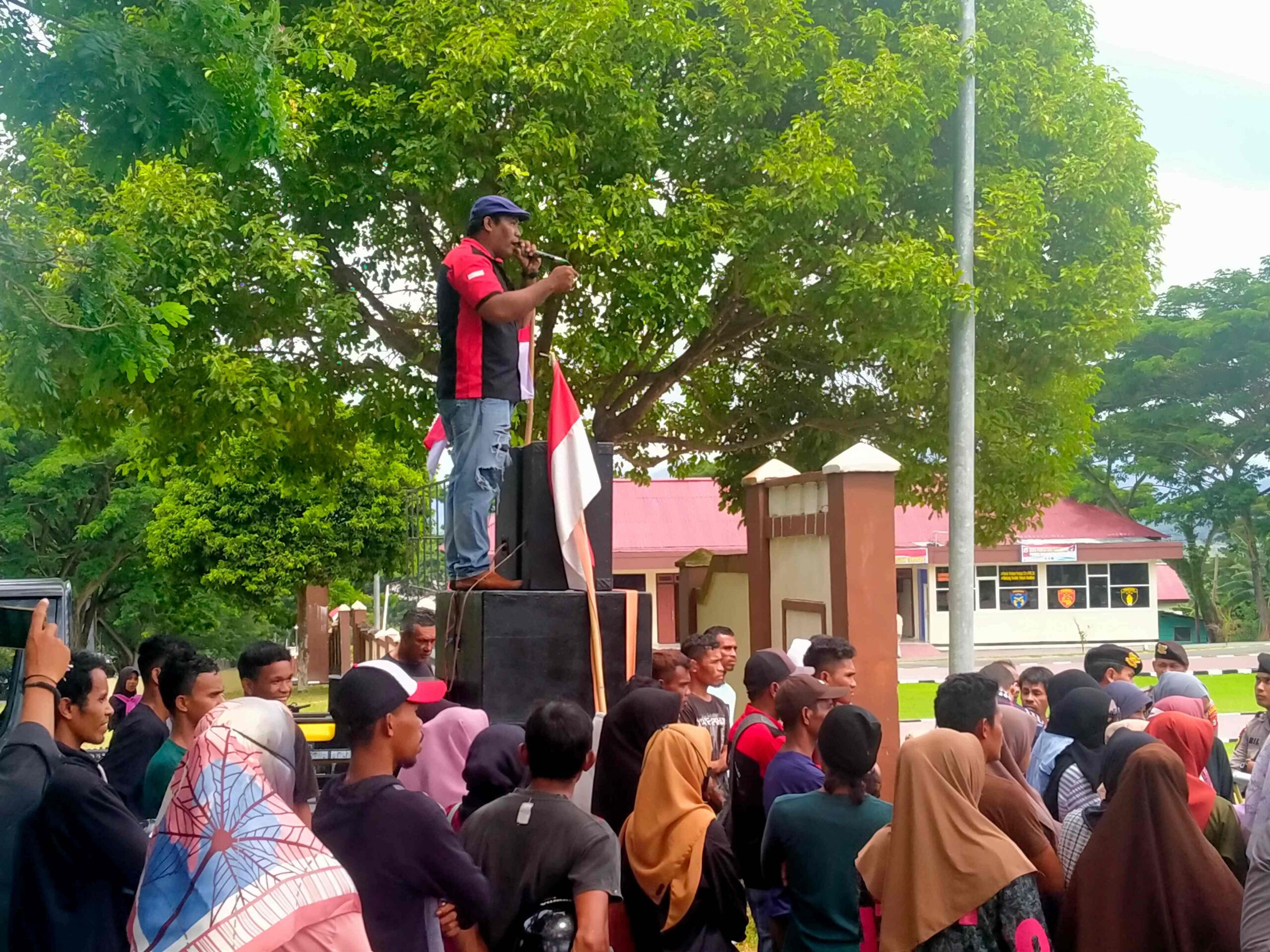 Kasi sejumlah masyarakat bersama LSM KANE di depan Polres Halsel, (foto : Ipul)