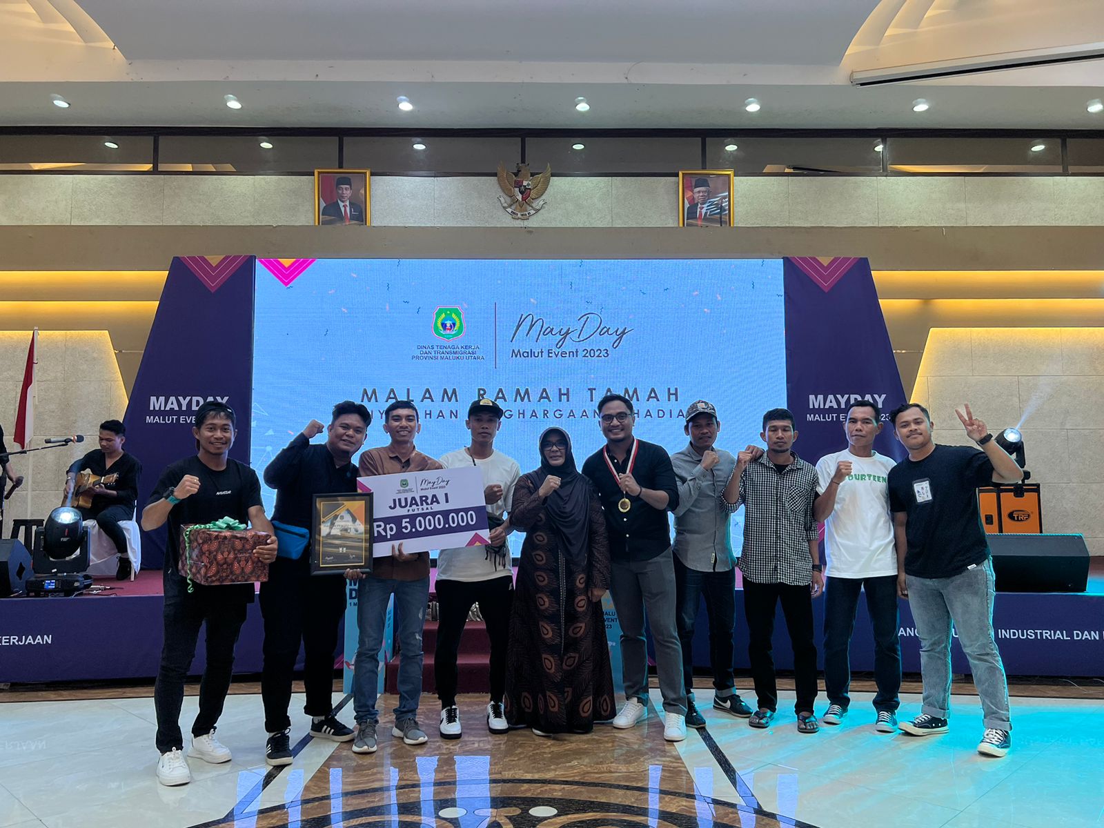 Serikat pekerja di PT Wanatiara Persada keluar sebagai juara satu pada turnamen liga futsal yang diselenggarakan Disnakertrans provinsi Malut. Foto (istimewa)