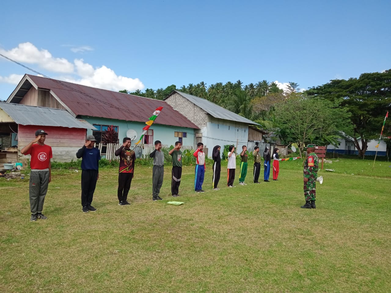 Babinsa Sertu Yonias Loleo ketika melatih siswa-siswi dari Bacan timur tengah, (foto, Kodim Labuha)