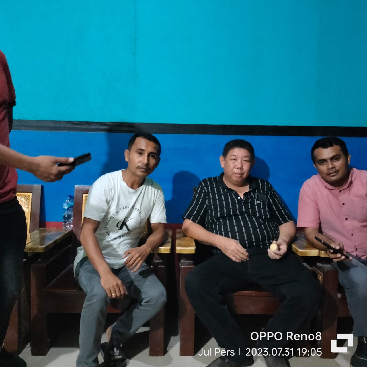 Tiongsan bos Cafe Bungalow (tengah) didampingi Noldy Kurama (Kanan) dan Sadam Hadi (kanan) saat gelar konferensi pers (foto_segmen)
