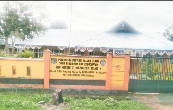 Tampak depan Sekolah Menengah Atas (SMA) negeri 7 Halmahera Selatan. (Foto, Abdila)