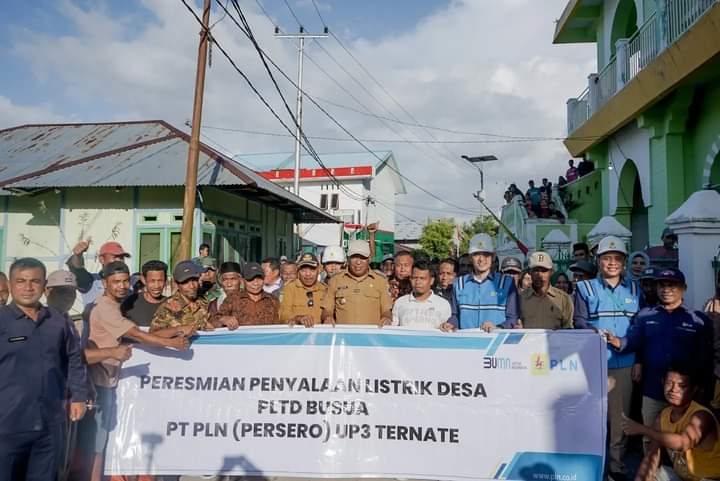 Foto bersama Bupati Halsel, pihak PLN dan masyarakat setempat (foto//segmen)