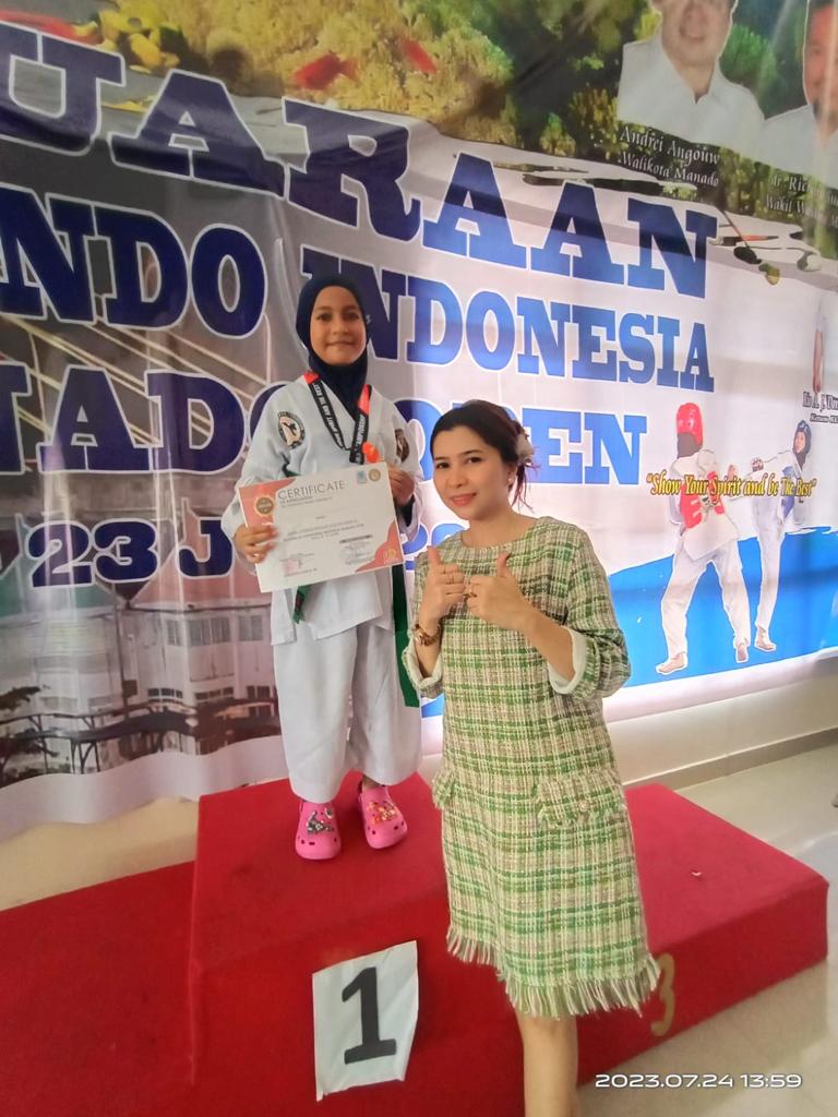 Almaidah saat menerima medali emas yang diserahkan langsung oleh