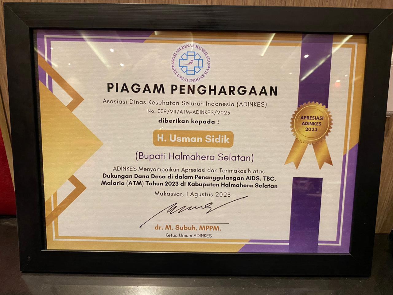 Piagam Penghargaan dari Asosiasi Dinas Kesehatan Seluruh Indonesia kepada Bupati Halmahera Selatan H. Usman Sidik