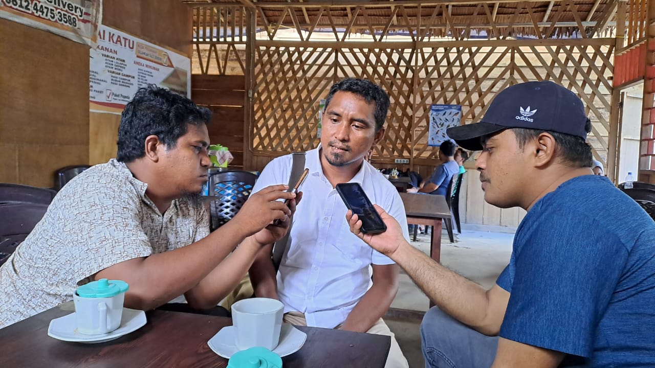 Almun Madi, ST, MT saat di wawancarai awak media di Kedai Katu, Desa Tomori Kota Labuha Halsel (foto_Mursal)