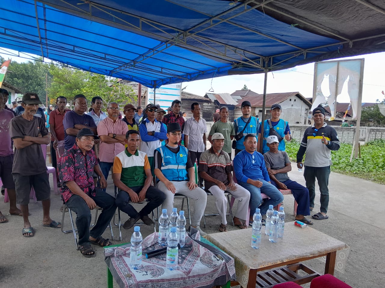 Pose bersama pihak PLN dan warga tiga desa saat lakukan survei lapangan (foto_segmen)