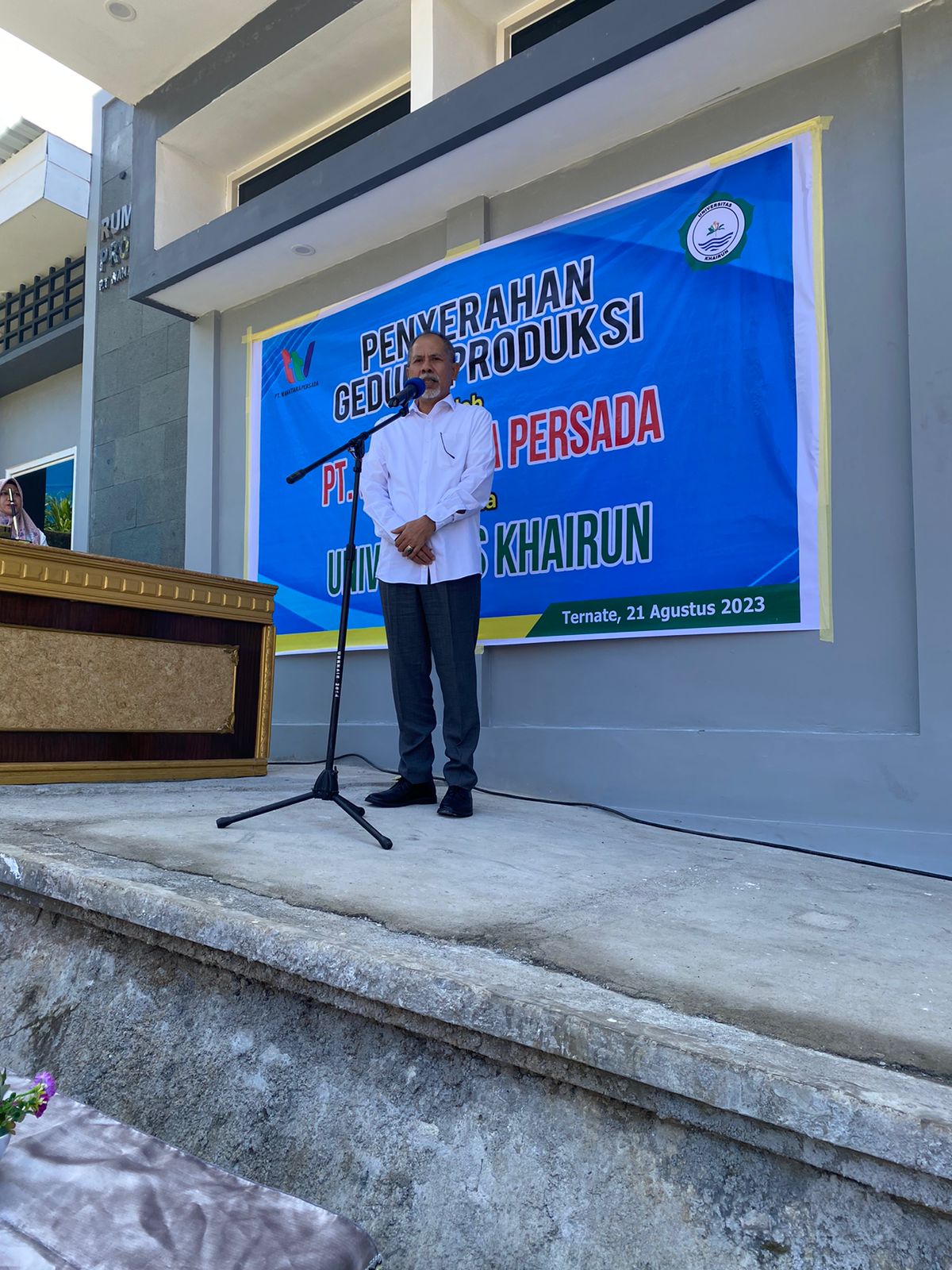 Wayan Suntamayan saat memberi sambutan dihadapan civitas akademika universitas Khairun Ternate (foto, istimewa)