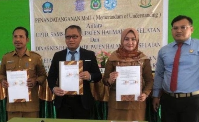 Kepala Kejari Halsel Guntur Triyono dan Kadis Kesehatan Halsel Asia Hasyim, SKM., M.Kes saat lakukan MoU Pendampingan pembangunan RS Pratama Makian (foto_segmen)