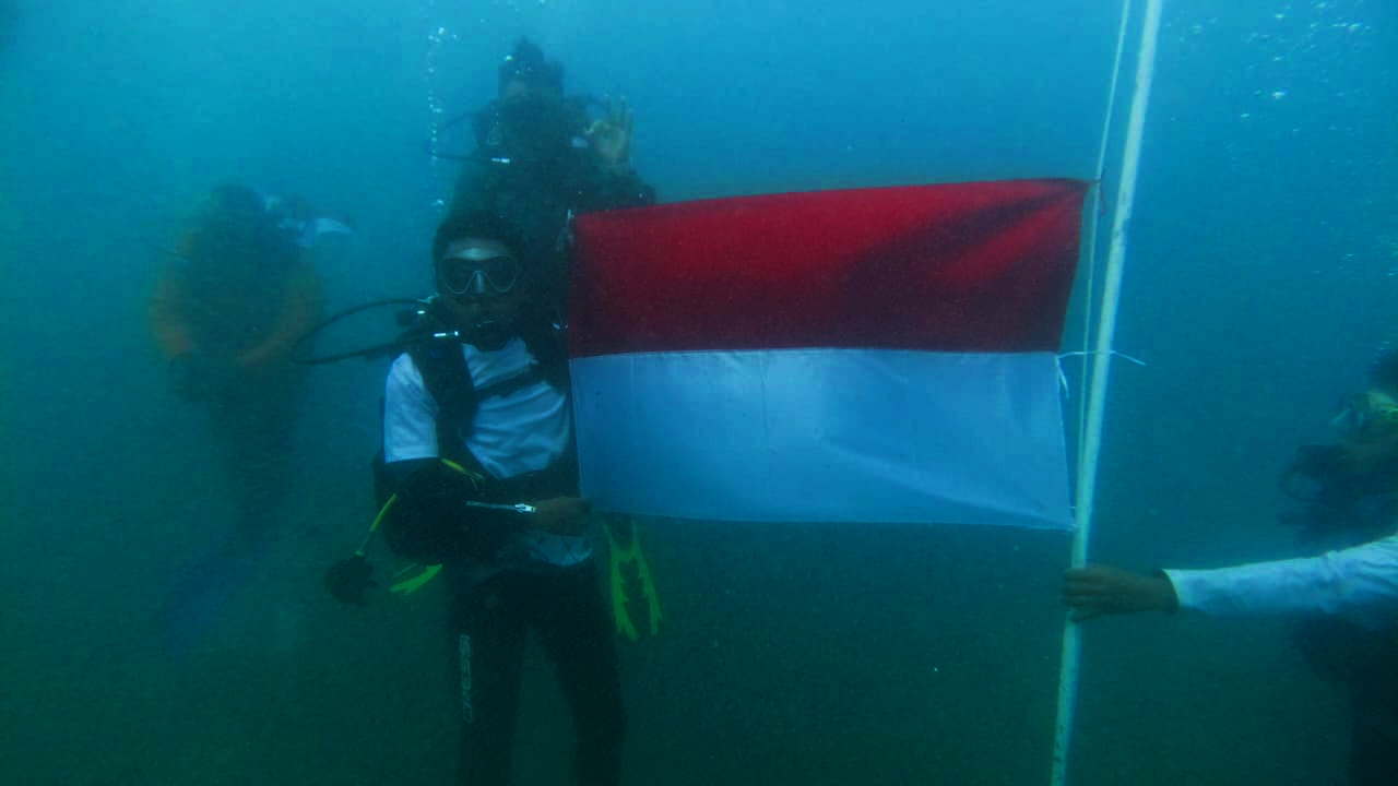 Sang saka Merah Putih dikibarkan di dasar laut (foto_segmen)