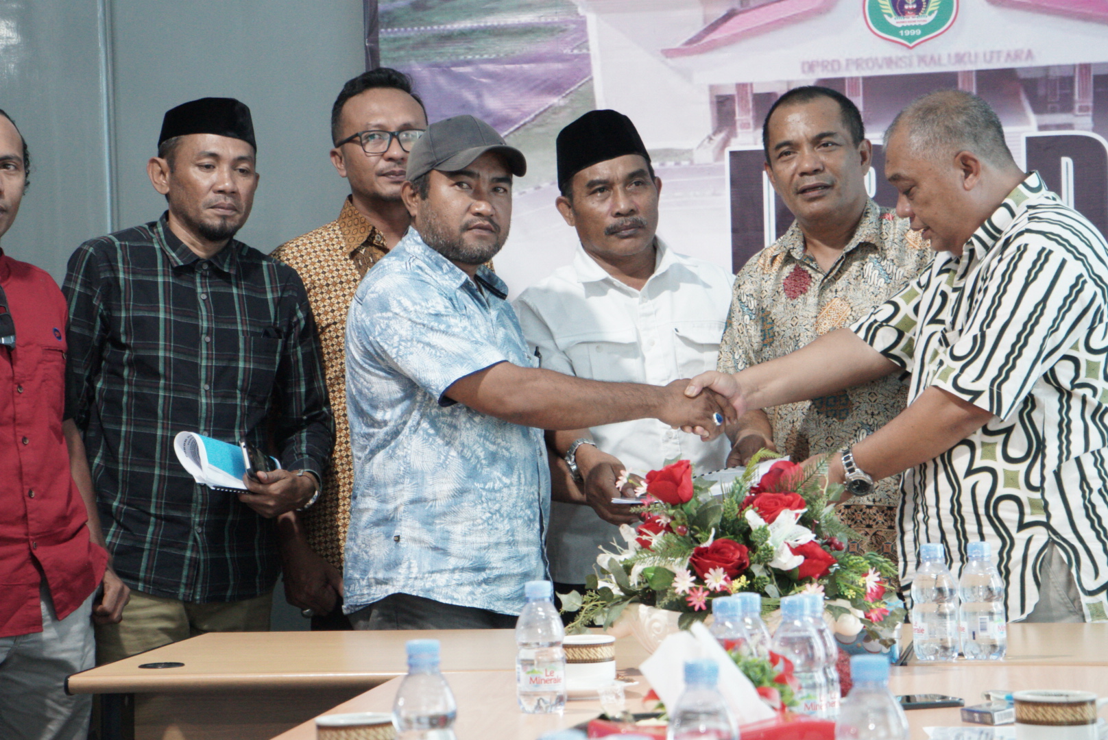 Penyerahan draf pokok aspirasi oleh ketua umum FPM-MU Helmi Husni kepada Komisi I DPRD Malut (foto, FPM-MU)
