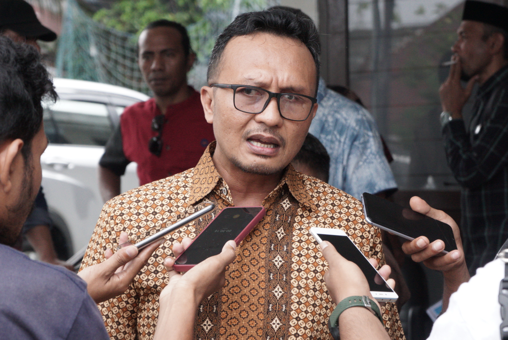 Sekretaris Umum FPM-MU, M. Chaisar Efendi saat diwawancarai wartawan usai melakukan RDP dengan Komisi I DPRD Malut (foto, Humas FPM-MU).