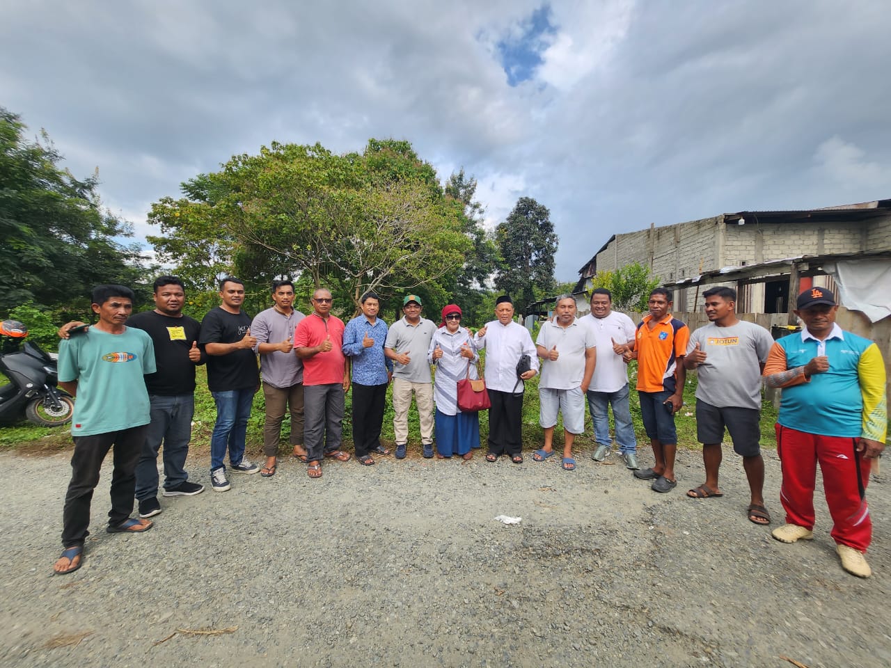 Foto bersama usai pengukuran lahan Bidang Aset BPKAD, Pemilik Lahan dan Pengurus Muhammadiyah Halsel (foto_sadam)
