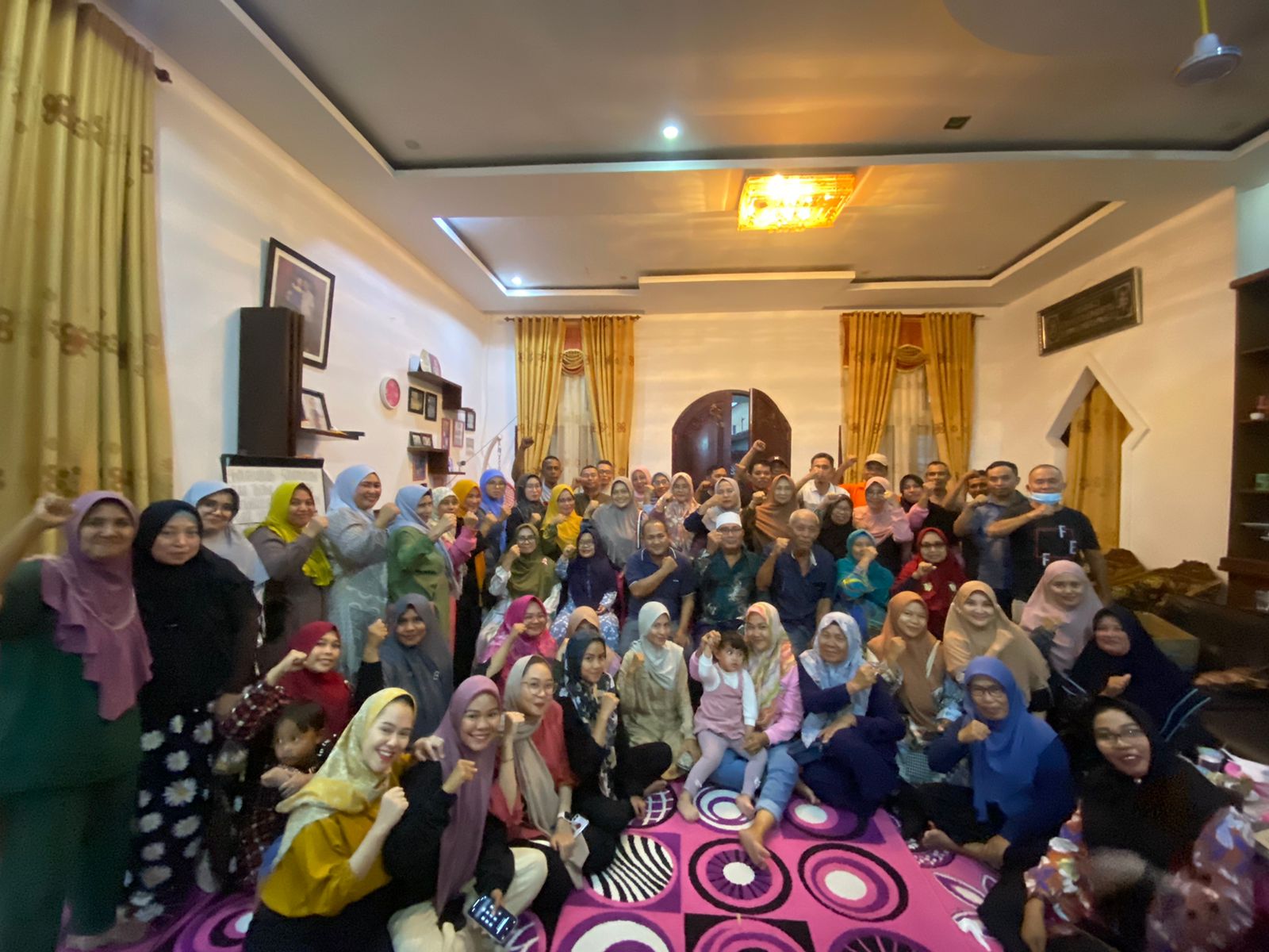 Foto bersama Pengurus KKG yang berlokasi di kediaman ketua KKG Halsel Hi Bahri Hamisi (foto, istimewa).