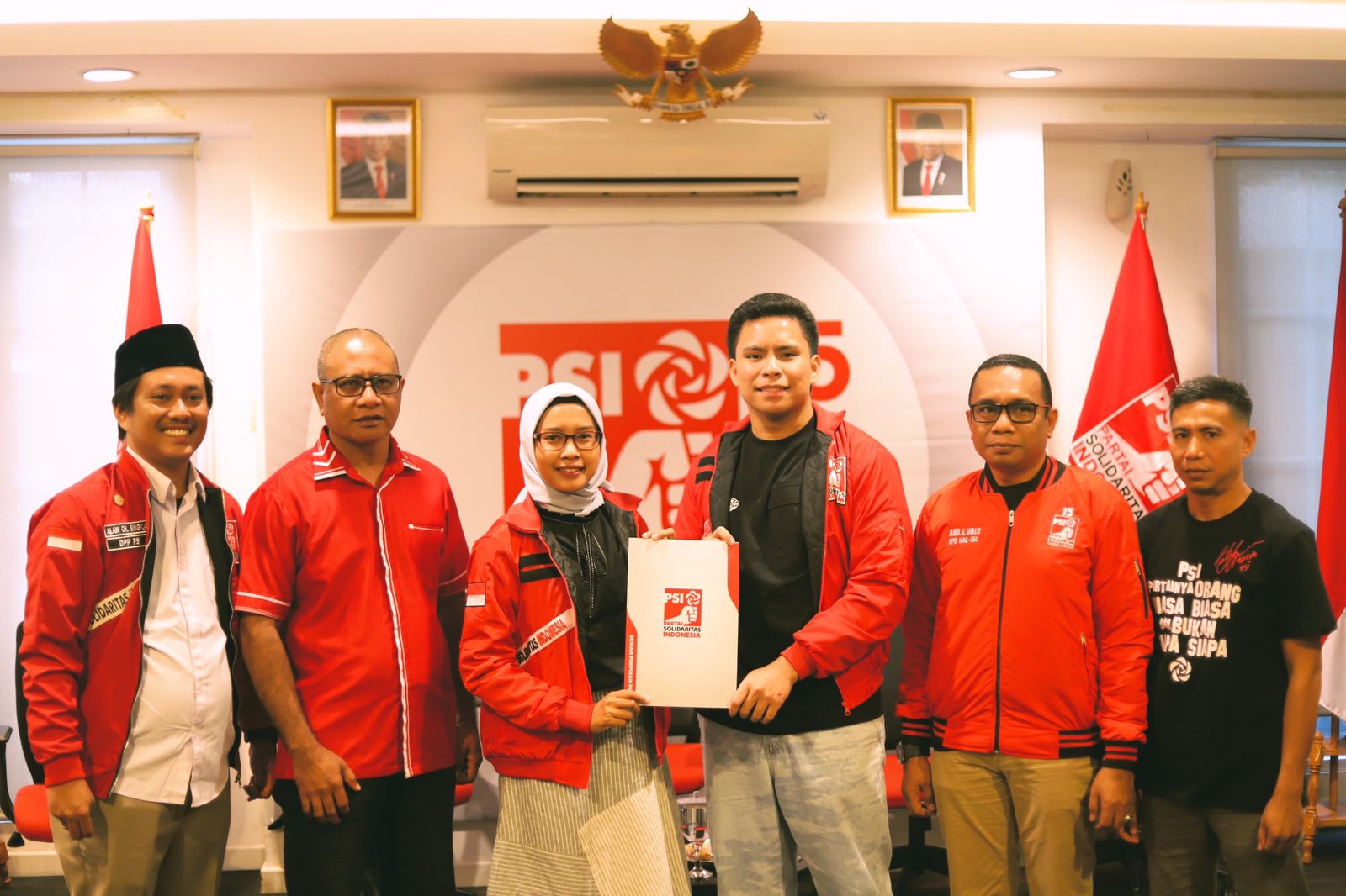 Ananta Perdana Sidik didampingi pengurus DPD PSI Malut saat menerima SK DPP PSI (foto//Sadam)
