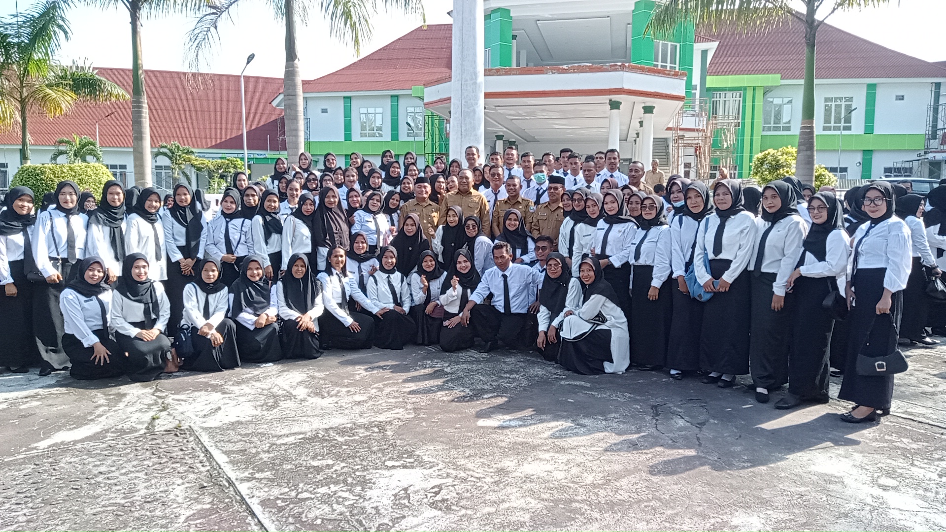 Bupati Halsel Usman Sidik, SH.,MH pose bersama dengan Nakes usai terima SK PPPK (foto_Sadam)