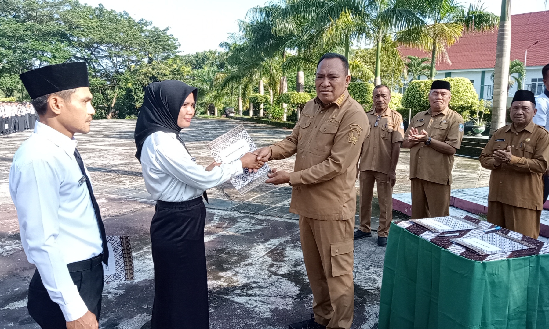 Bupati Halsel Usman Sidik, SH., MH saat memberikan SK P3K Tenaga Kesehatan (foto_sadam)