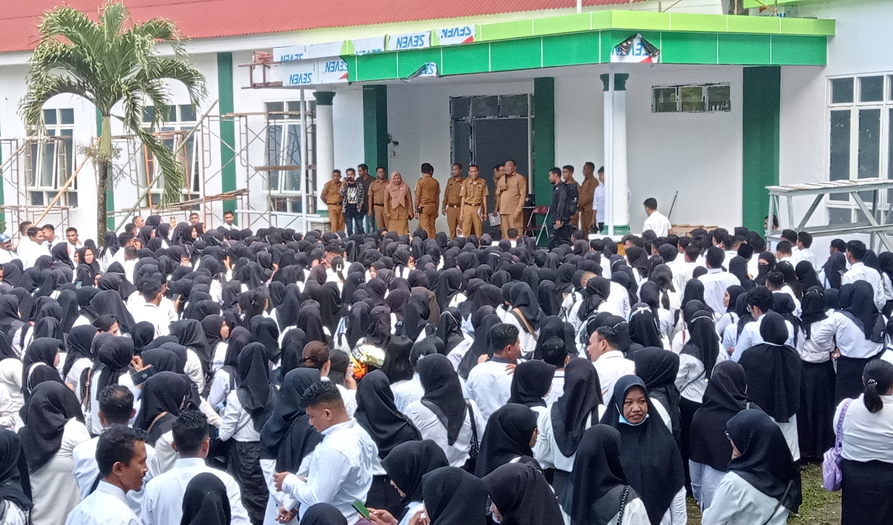 Usman Sidik,SH.,MH Bupati Halsel saat memberi arahan kepada PPPK Nakes (foto_sadam)