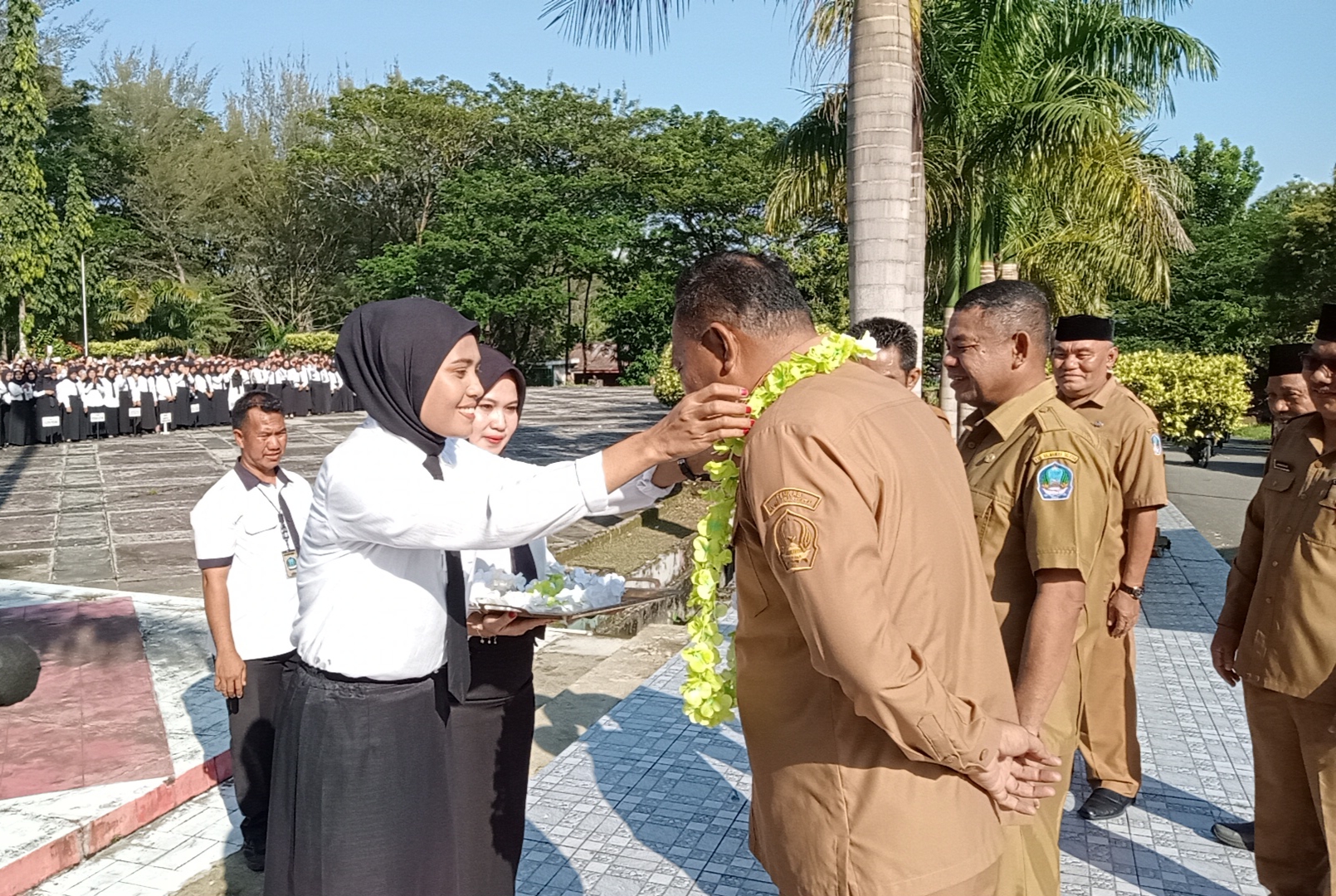 Bupati Halsel Usman Sidik, SH.,MH dikalungkan bunga oleh Nakes sebagai ucapan terima kasih telah memperjuangkan nasib mereka (foto_sadam)