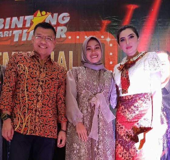 Susy (tenga) didampingi kedua juri Bintang Dari Timur, Ana Hermasyah (kanan), Ashanty (kiri). (Foto, istimewa).