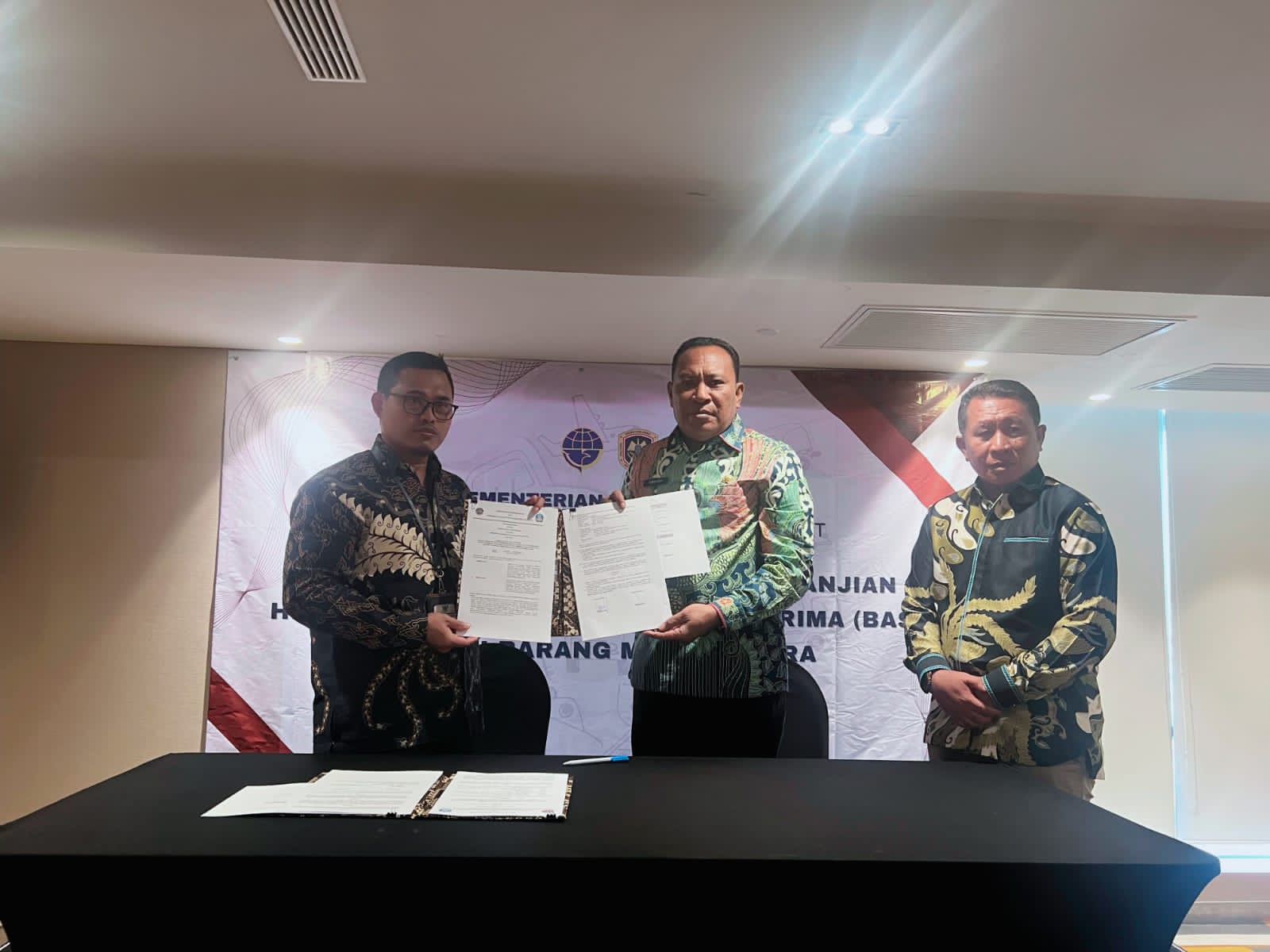 Bupati dan Kemenhub RI usai teken BAST (foto_istimewah).