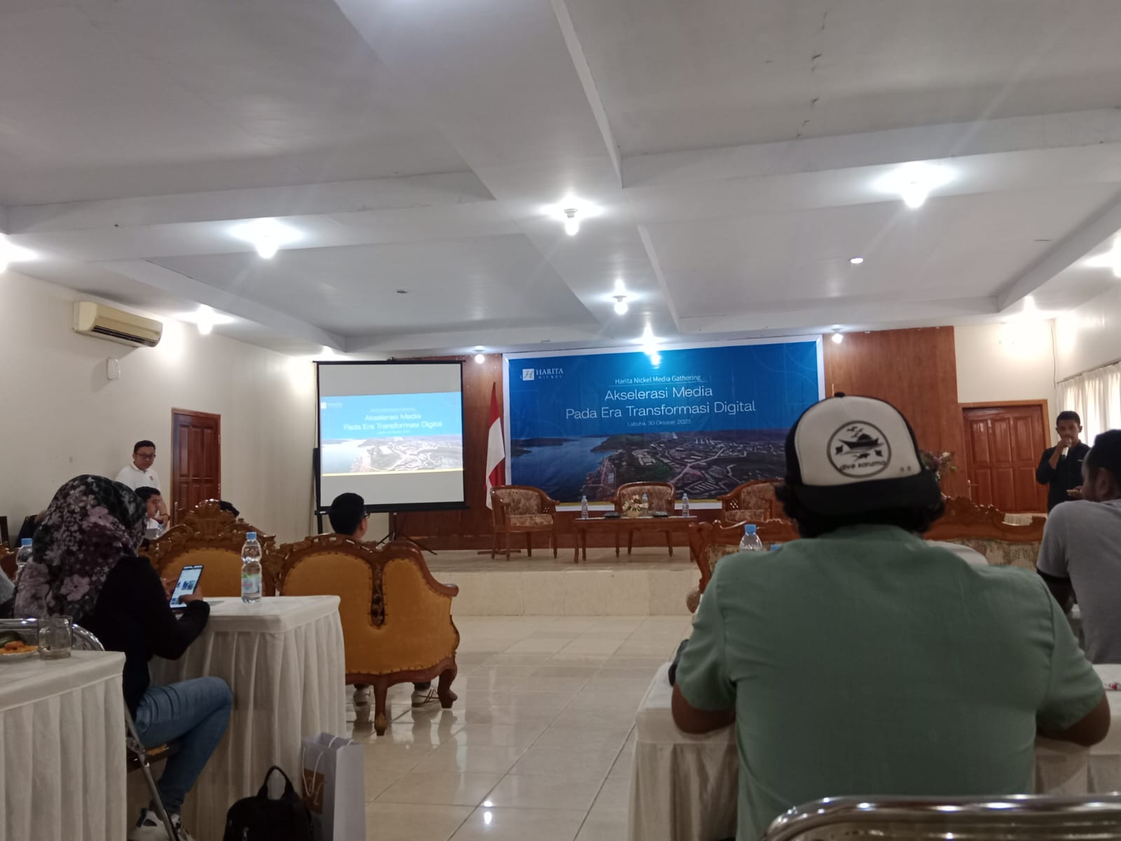 Suasana jelang dialog sebelum ramai-ramai wartawan dan pimpinan media di Halsel tinggalkan kegiatan. (foto_segmen)