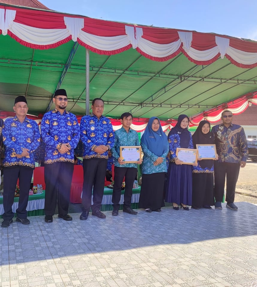 Foto bersama usai penyerahan penghargaan RSJ Sofifi kepada Pemkab Halsel (foto : Dinsos Halsel)