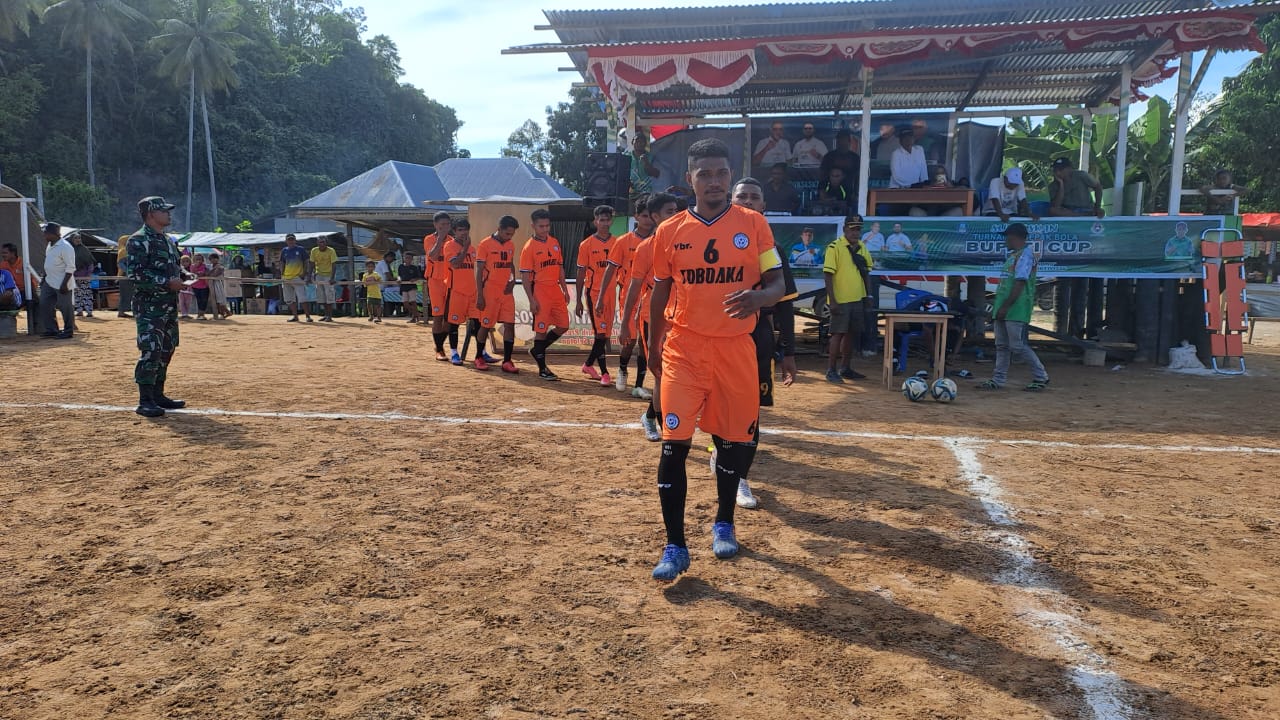Potret laga pertandingan tim sepakbola pada Turnamen Bupati Cup II zona Obi (foto : Mursal)