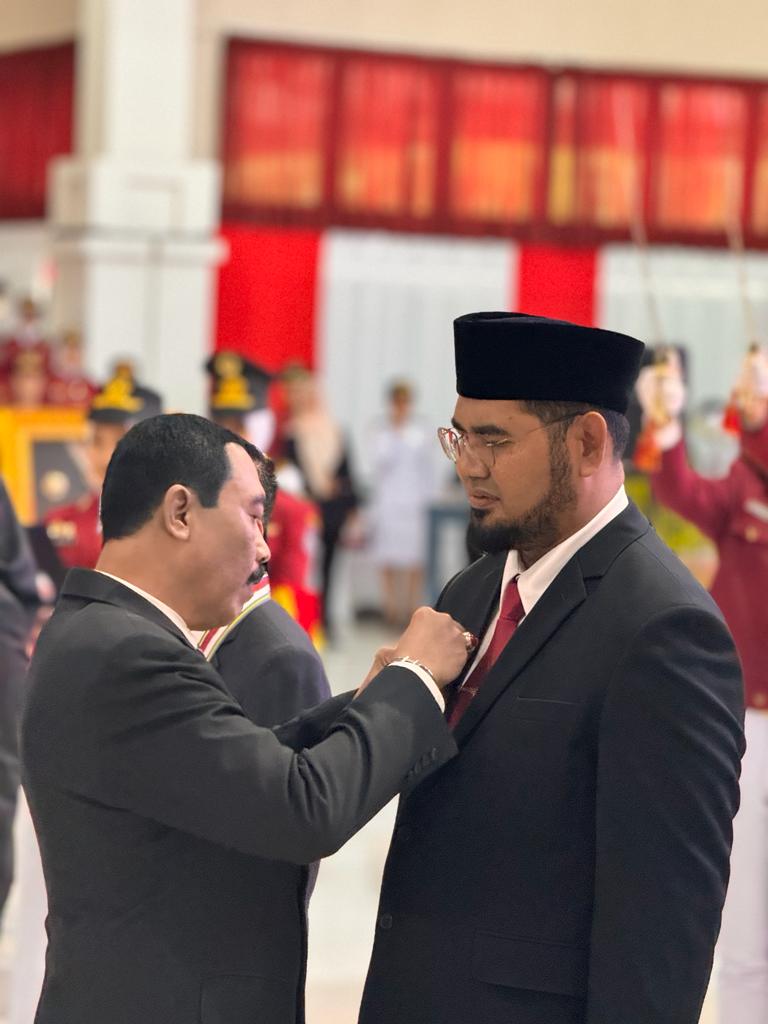Penghargaan bergengsi IPDN kepada Plt Bupati Halmahera Selatan (foto : istimewa)