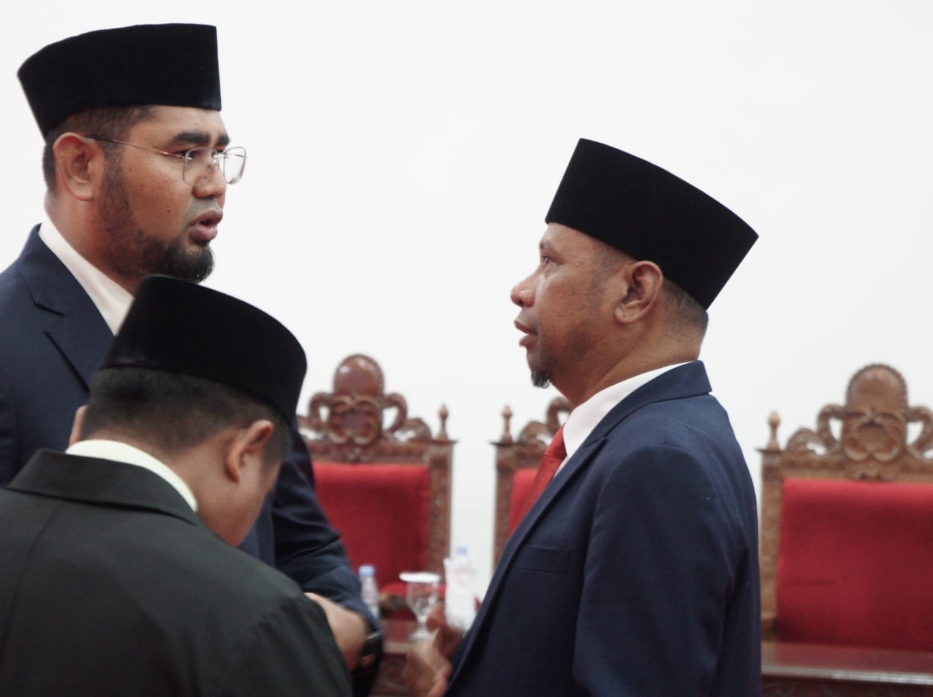 Akmal Ibrahim saat berbincang dengan Plt Bupati Halmahera Selatan (foto : Ipul)